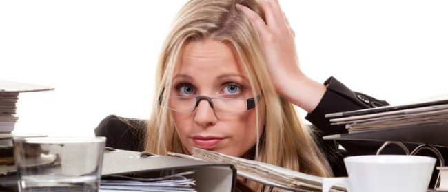 frau-vor-unordentlichem-schreibtisch